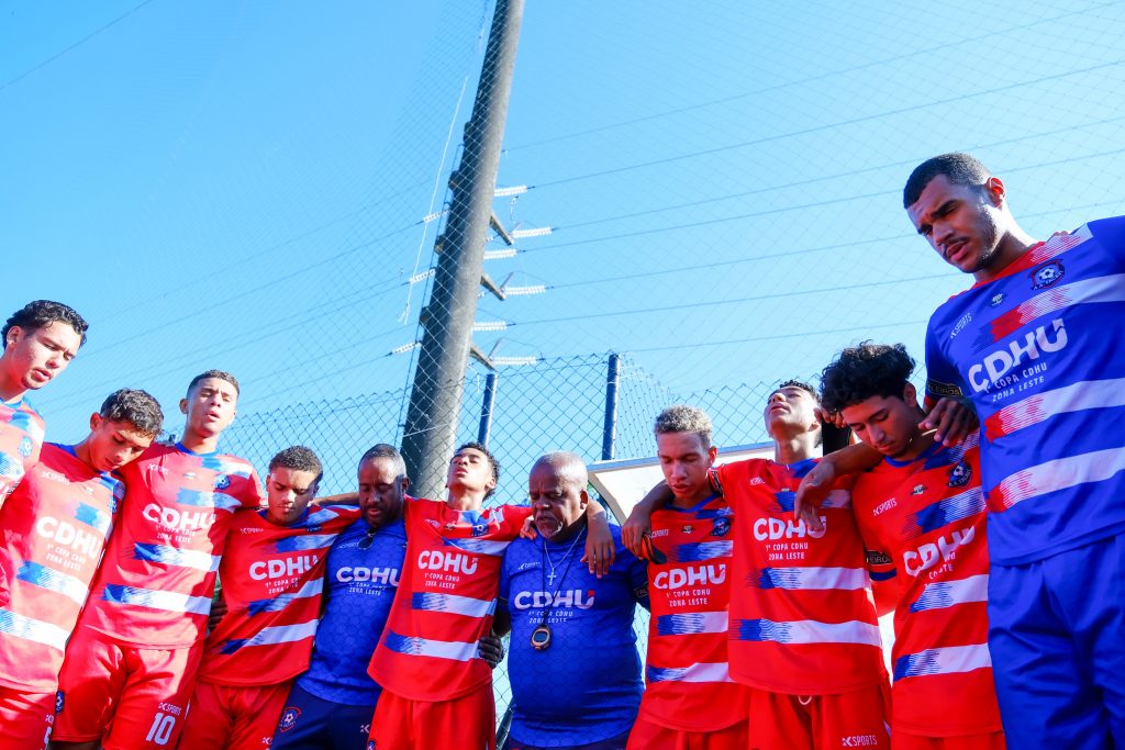 Atletas revelados pela Copa CDHU enfrentam base do Santos em busca de espaço no futebol
