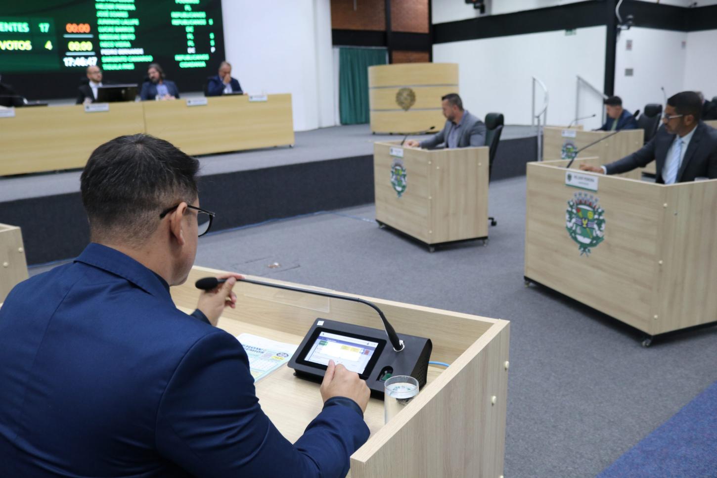 Câmara aprova regras para abono de permanência e abre investigação sobre Bolsa Educação