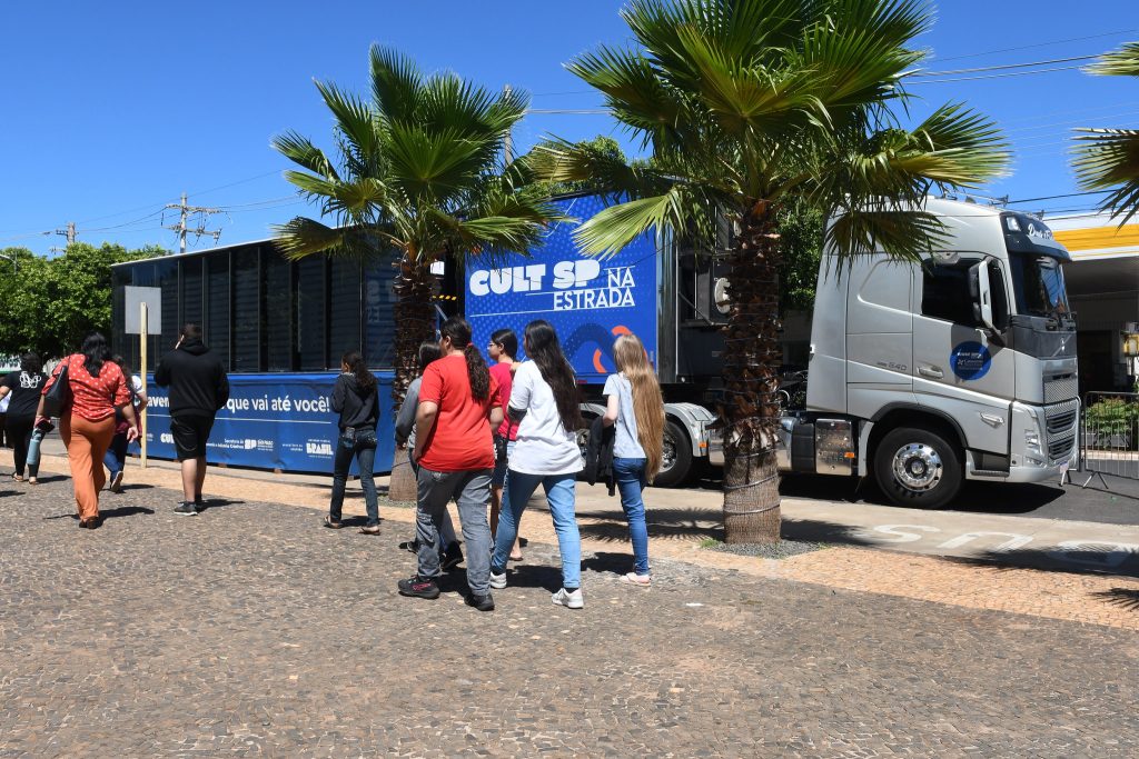 Carreta do Museu Catavento leva cultura e ciência para Herculândia