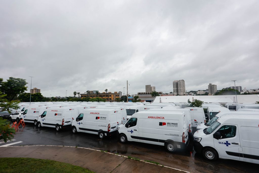Governo de SP entrega duas ambulâncias e vans para fortalecer atendimento na região de Franca