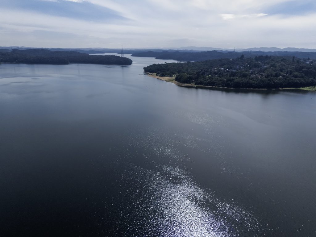 São Paulo economiza 115 bilhões de litros de água com redução de pressão, equivalente ao consumo mensal de São Paulo e mais quatro cidades