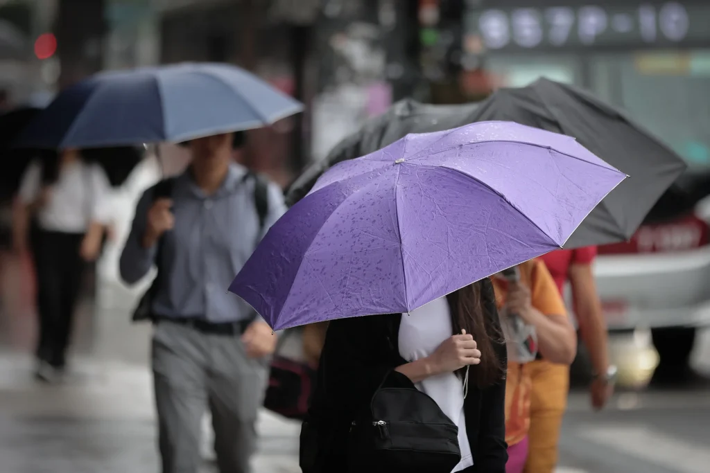 Calor favorece pancadas de chuva em São Paulo neste domingo