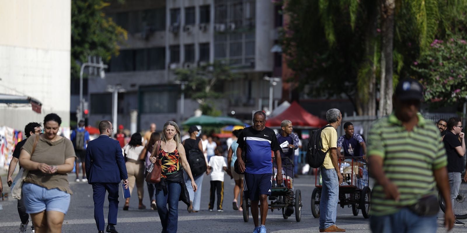 Crescimento populacional no Brasil cai para 0,37% em 2026, aponta IBGE