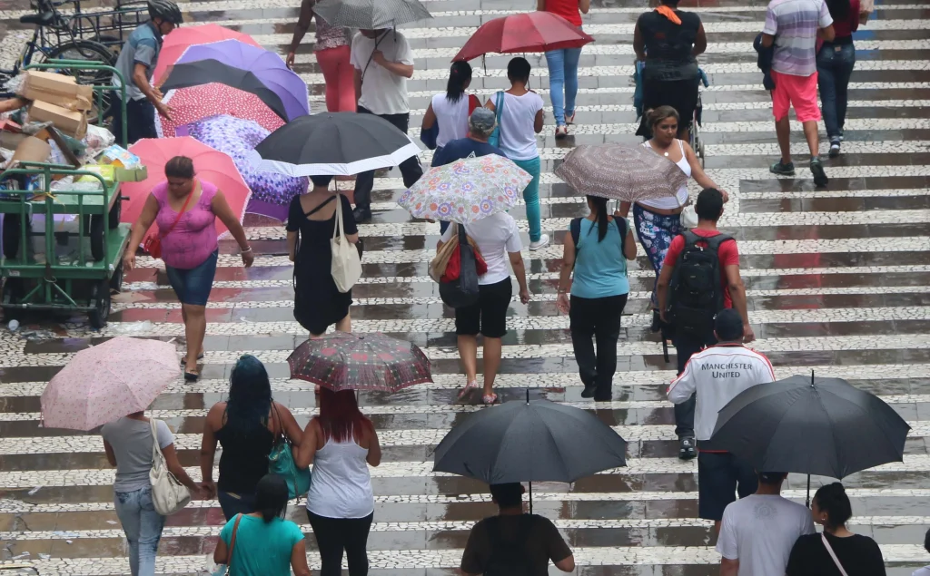 Chegada de frente fria em SP deve provocar temporais e ventos fortes