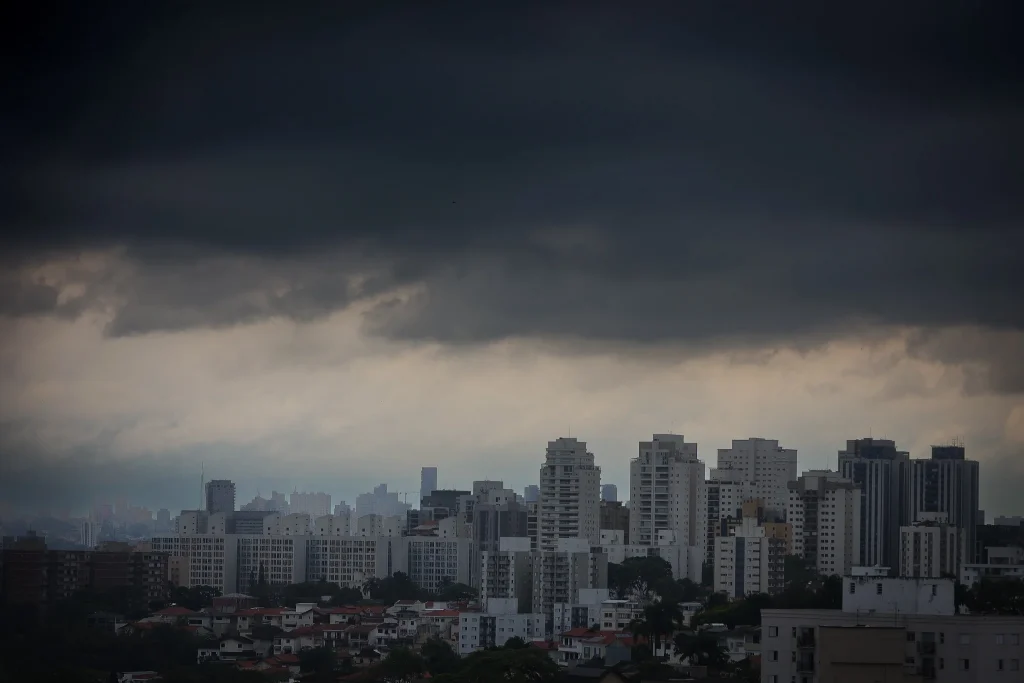 Defesa civil emite alertas e envia ajuda humanitária após temporais em SP