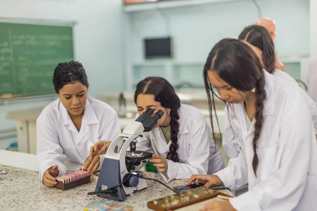 SP abre vagas de estágio no ensino técnico com bolsa paga pelo governo