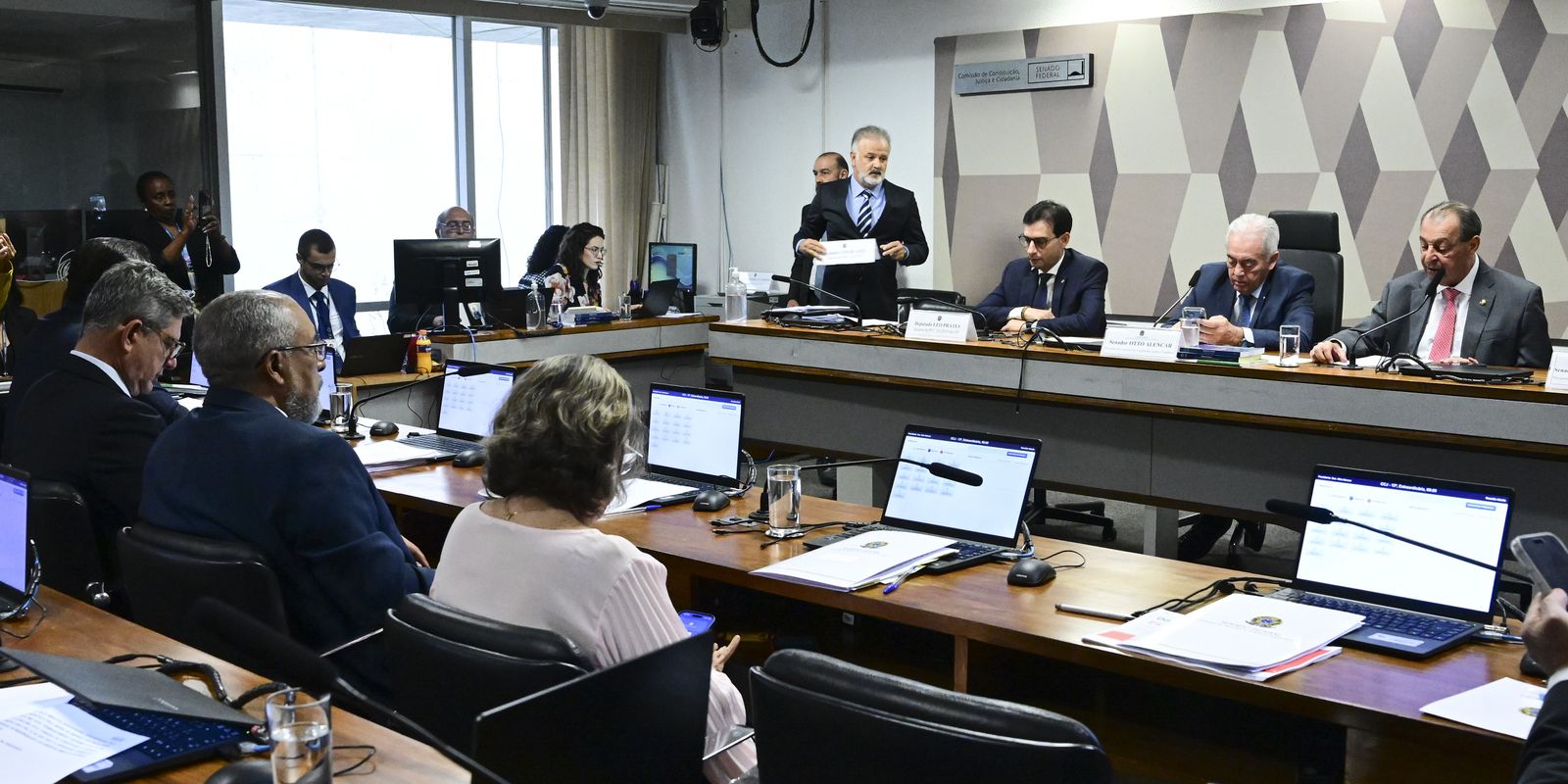 CCJ do Senado aprova PEC pelo fim da jornada 6x1