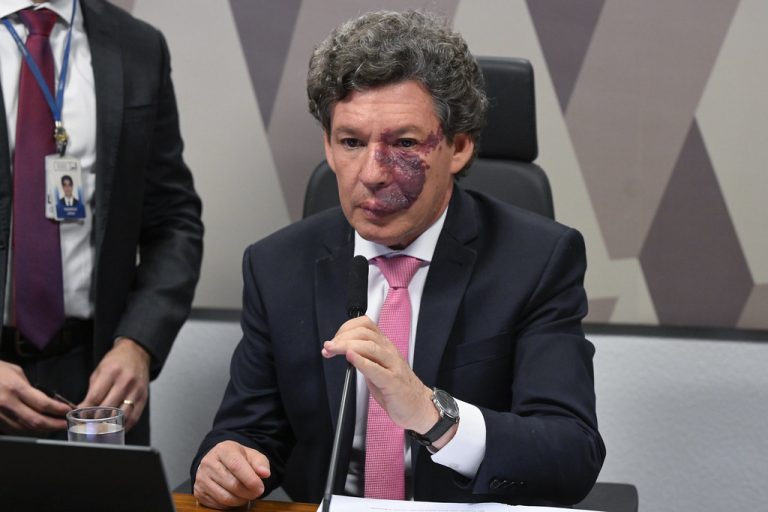 Votação sobre a taxa das blusinhas é adiada para esta terça-feira no Congresso