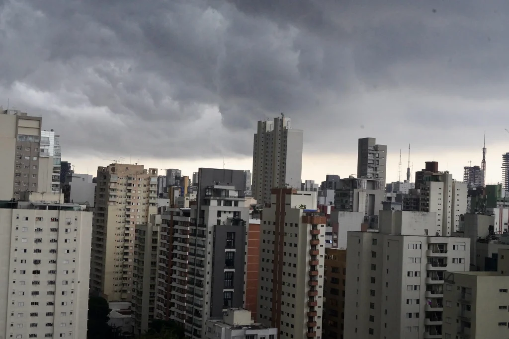 Frente fria traz chuva, vento e queda de temperatura no estado de São Paulo