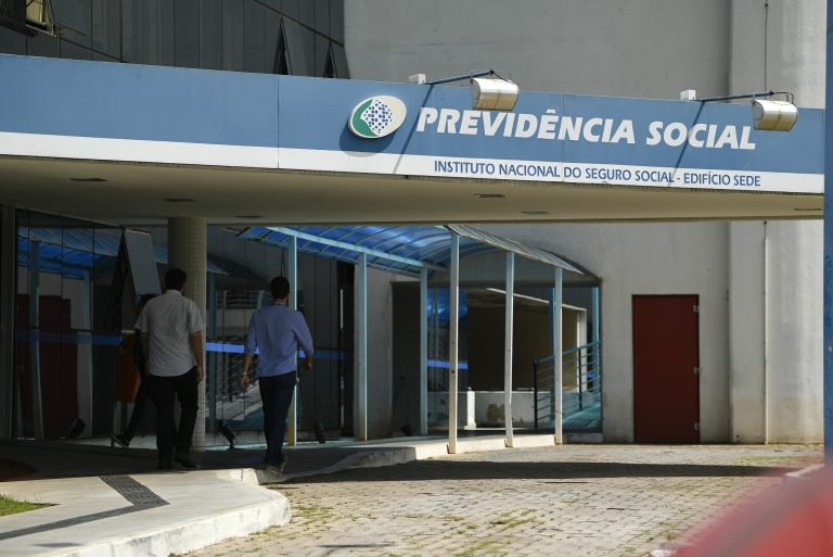 Projeto amplia ligações gratuitas para o INSS e serviços públicos