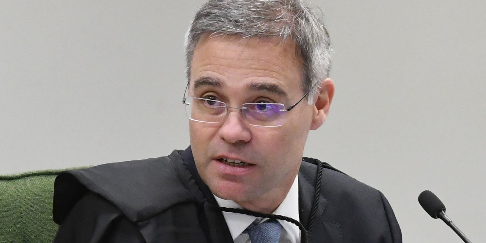 TSE inicia julgamento sobre posts falsos envolvendo Flávio Bolsonaro e santa