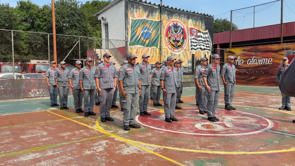 Incêndios florestais no Amazonas desafiam bombeiros de São Paulo em áreas difíceis
