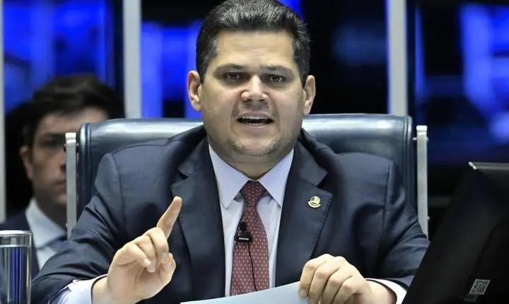 Alcolumbre define cronograma para votar o fim da escala 6x1 no Senado