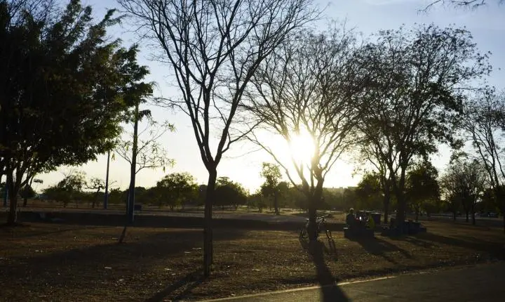 Previsão do tempo indica calor intenso e alertas de tempestades pelo Brasil