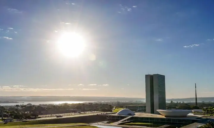 Congresso avalia fim da escala 6x1 e revogação da taxa das blusinhas